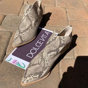 New Dolce Vita Tan Brown Snake Pattern Leather Booties .Zipper Closur